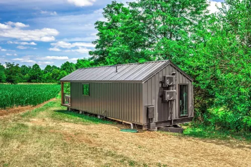 Cozy tiny home with 1 bedroom and WiFi, serene & peaceful glamping - Wi-Fi