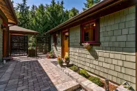 Welcome to our Romantic Country Getaway nestled on a treed 10 acres. Hotels in 