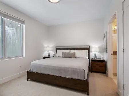 Waterfront Relaxation - Modern Comfortable Condo Отели рядом с достопримечательностью «Ринглингский колледж изобразительных искусств и дизайна»