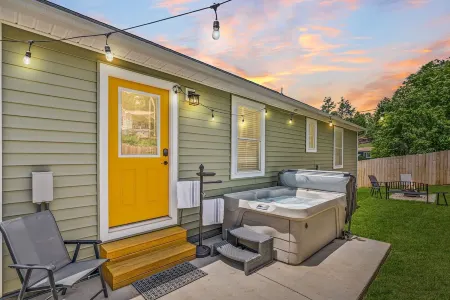 New home w/hot tub, fireplace, firepit - Less than 1/2 mi to Main St.