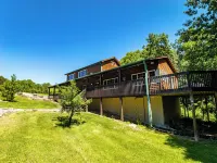 Romantic Secluded Cabin w/ Hot Tub, Private Driftless Escape Hotels in Freeman