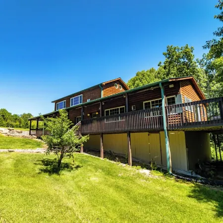 Romantic Cabin: Secluded Woods, Hot Tub, and Privacy in the Driftless Region.