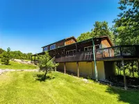 Romantic Cabin: Secluded Woods, Hot Tub, and Privacy in the Driftless Region.
