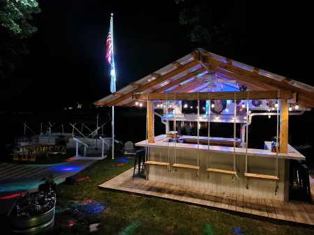 Waterfront Lake House, 20 person Tiki, Outdoor firepit, & Great location!