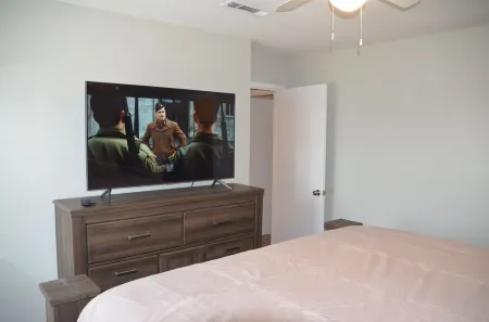 Blissful Bungalow- Near Ft. Novosel and shopping, Quiet, Fast WiFi