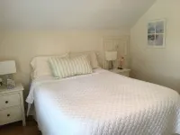 Lovely cottage 2 miles from the beach in quiet neighborhood