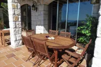 Superb villa sun swimming pool, quiet garden and sea view on the heights of Nice