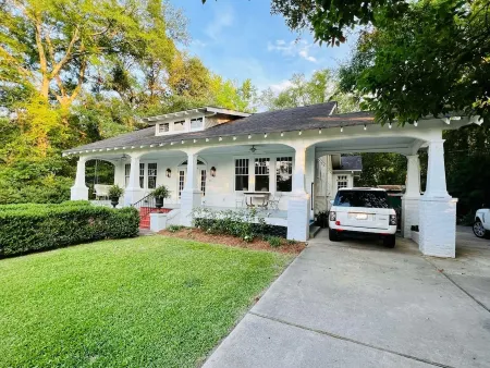 1926 Guest Cottage at River Landing Отели в г. Ковингтон