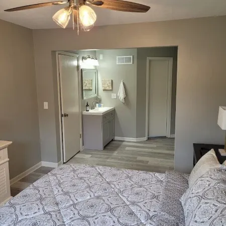 Beautiful 3 Bed, 2 Bath, Sleeps 6, Full Kitchen. Garage. Close to World Cup!