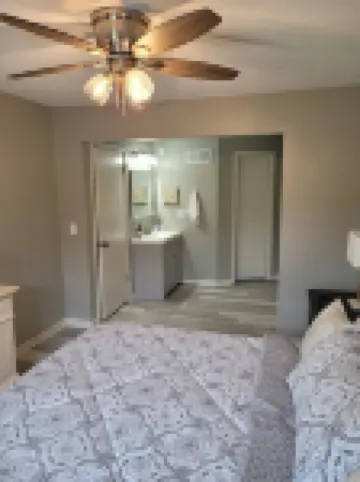 Beautiful 3 Bed, 2 Bath, Sleeps 6, Full Kitchen. Garage. Close to World Cup!