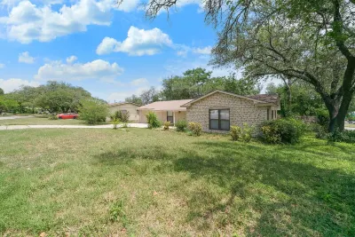 Cheerful 3-bedroom Home with a Pool! And Game room. North central! Hotels in Northwest San Antonio