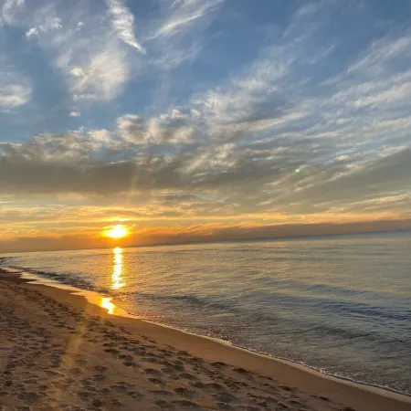 Moonlight Beach Bungalow 2 blocks to Lake Michigan beach!