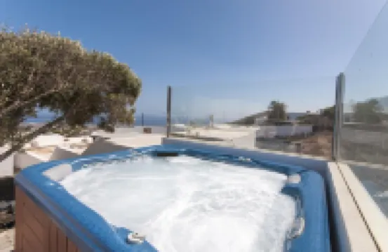 Villa with private Jacuzzi, pool and amazing sea views in a quiet area