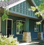 New 2 BR condo & private courtyard. CLEAN. Modern Kitchen. Walk/bike to town. Hotels in Douglas