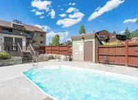 2Bd/2BA Condo with Pool and on Free Bus Route!