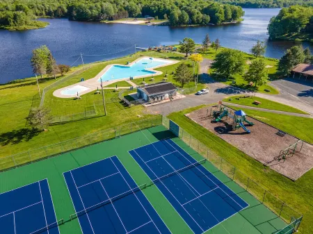 Pocono Chalet-Style Cabin in amenity filled Arrowhead Lake!