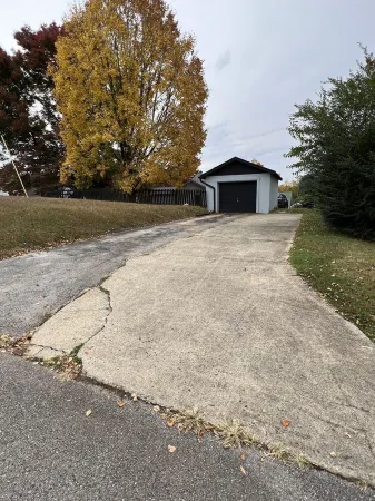 Charming 4 bedroom - 5 minute walk to downtownDog friendly)