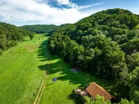 Driftless Escape – Secluded Luxury Lodge on Stream with Hot Tub