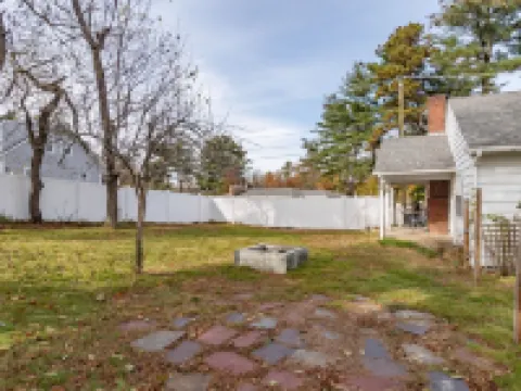A spacious modern elegant 3 bedroom Ranch, Whole House located in South Nashua. Hotels in Nashua