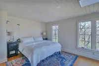3 Ridges Vista. Stunning mountain views, renovated home, 2 mins to ski slopes