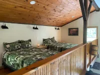 Cabin in the woods. Minutes to Watkins Glen State Park, Racetrack & Wine Trail!