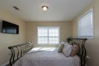 Harris County Ranch Hideaway Hotels near Callaway Brothers Azalea Bowl