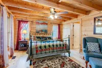 CREEKSIDE LOG HOME: NEXT TO CREEK / CLOSE TO TOWN / HOT TUB / TRAILS / PETS OK