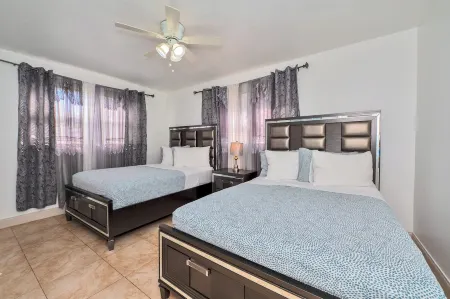 This luxurious 3 bedrooms 2 bathrooms, Jacuzzi pool Отели рядом с достопримечательностью «Dream World Florist and Décor»