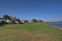 Riverside cozy 4-bedroom house in charming Sabula with WiFi, AC