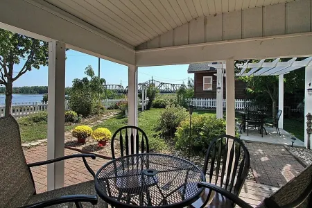 Riverside cozy 4-bedroom house in charming Sabula with WiFi, AC