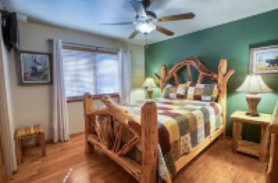 Bear Haven! 2 Bedroom Show Low Cabin!