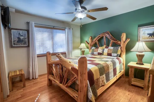 Bear Haven Family Friendly Show Low cabin w/ WIFI, gas fireplace, A/C