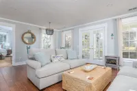 Old Town Bluffton Cottage + Free Golf Cart - Fenced Yard - Downtown - Sleeps 8
