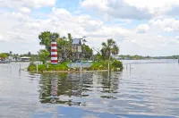 Stilted home on private peninsula. Close to restaurants, boat ramps Hotels in Homosassa