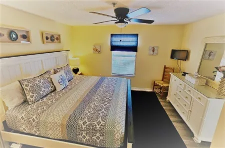 Gorgeous views, sleeps 6, clean, less than 100 steps to beach access.