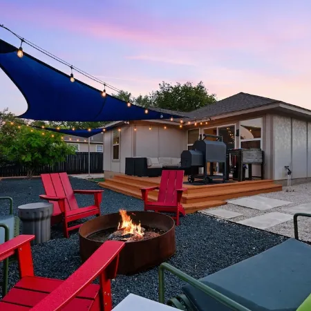 Downtown Georgetown Retreat for the family or entertaining. Pet-Friendly!