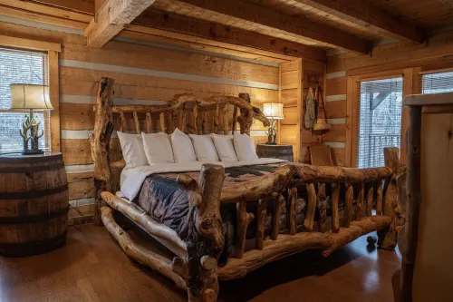 A~Bears Den- Pet Friendly, Hot Tub, 2 King Suites, Minutes to GSMNP!