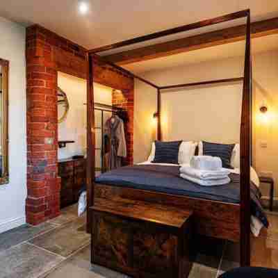 Pigeon House: Barn with hot tub, wood burner & large private garden. Rooms