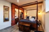 Pigeon House: Barn with hot tub, wood burner & large private garden. Hotels in Longden