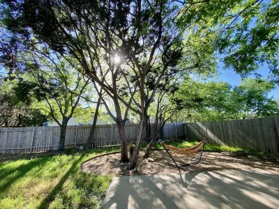 New Charming Private Oasis near Community Pool and Park in NW Austin H-E-B附近的飯店