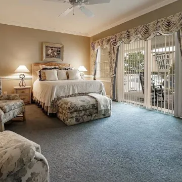 Luxurious Beach Block 4-Bdrm House for the whole family - prices reduced!!