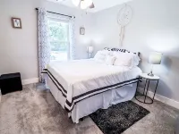 Beautiful designed, King Bed. Fast WiFi mins from Central Dallas. Safe, Tranquil Hotels near Walmart Supercenter