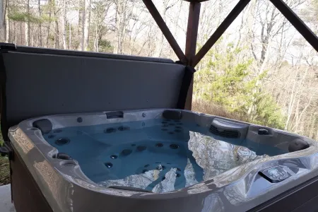 River Woods Retreat:10min to River, L2 EV, Hikes, 2 Fireplaces, Hottub, SP 10mi