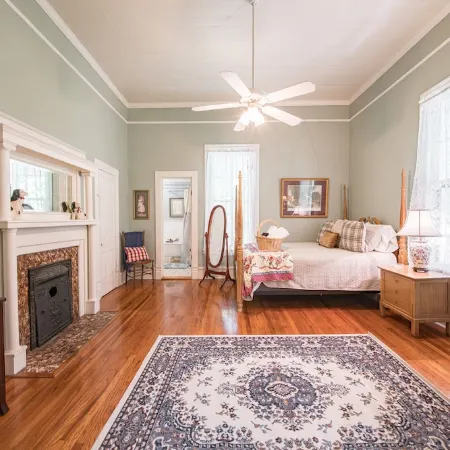 5 Miles to Callaway Gardens and walking distance to shops and restaurants.