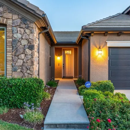 Family Fun-Filled Oasis: Mini Golf, Arcade, King Bed, Great Location and More!