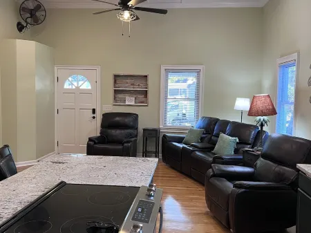 Home Near USC, Perfect for Families & Graduations - Deja Blues