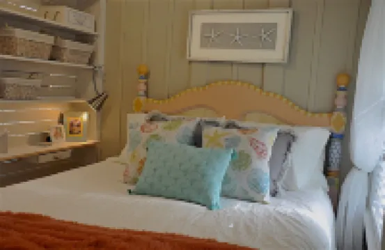 Cute studio with courtyard one block from waterfront parks!