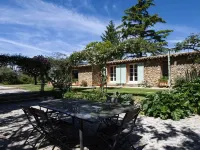 Magical: Completely renovated farmhouse in the middle of an olive grove Hotels in Cotignac