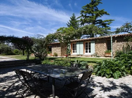 Magical: Completely renovated farmhouse in the middle of an olive grove Отели в г. Var