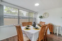 Remodeled HEATED pool house, 8 minutes to the beach! Honey Hole theme